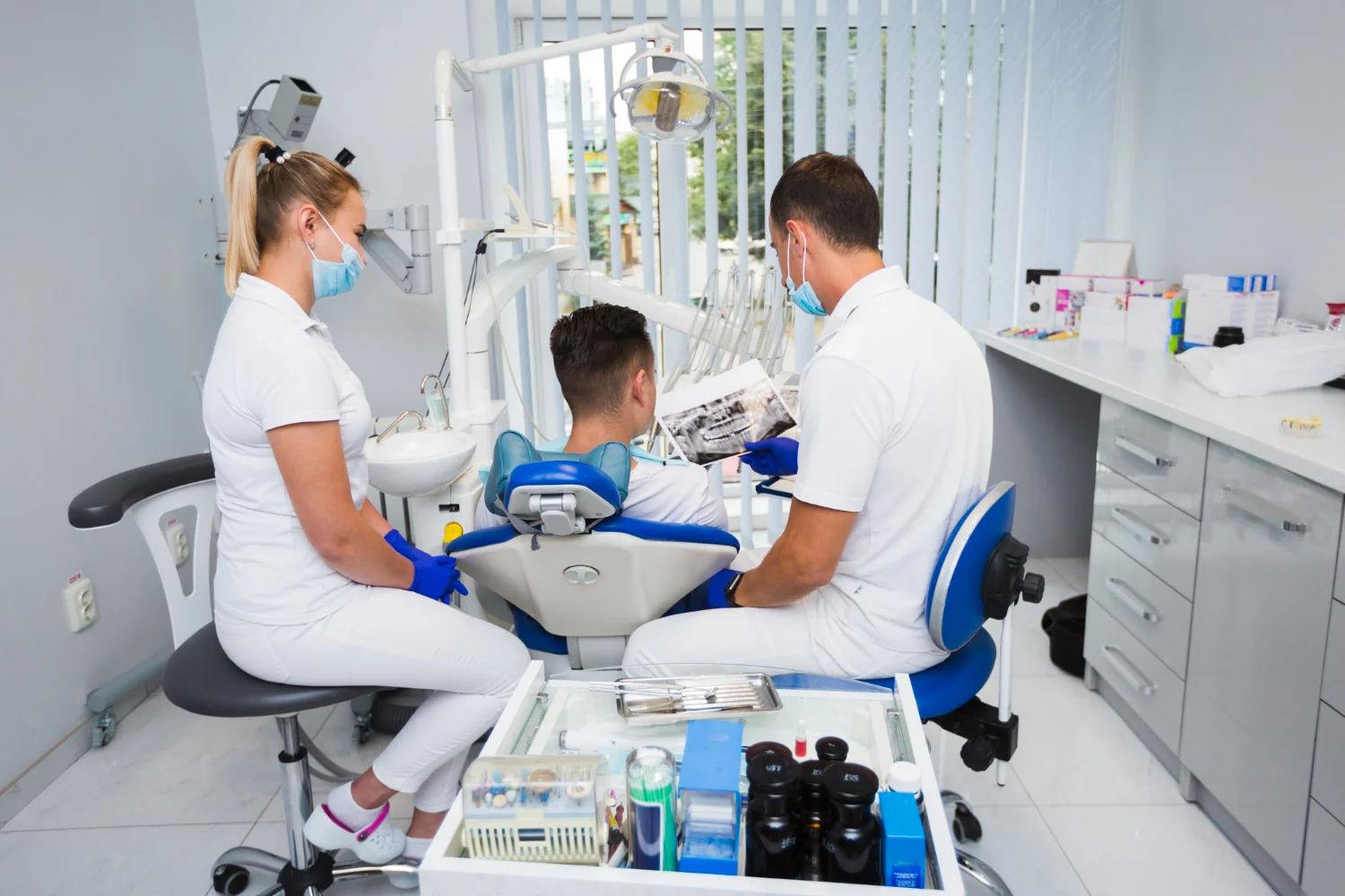 Vino la cea mai bună clinică stomatologică ca să ai dinții albi și sănătoși
