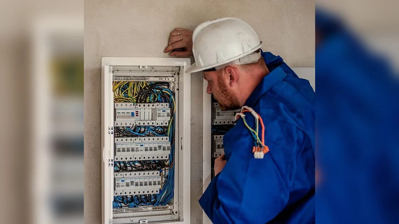 Finalizarea unui curs de electrician poate să fie șansa unei cariere pline de satisfații
