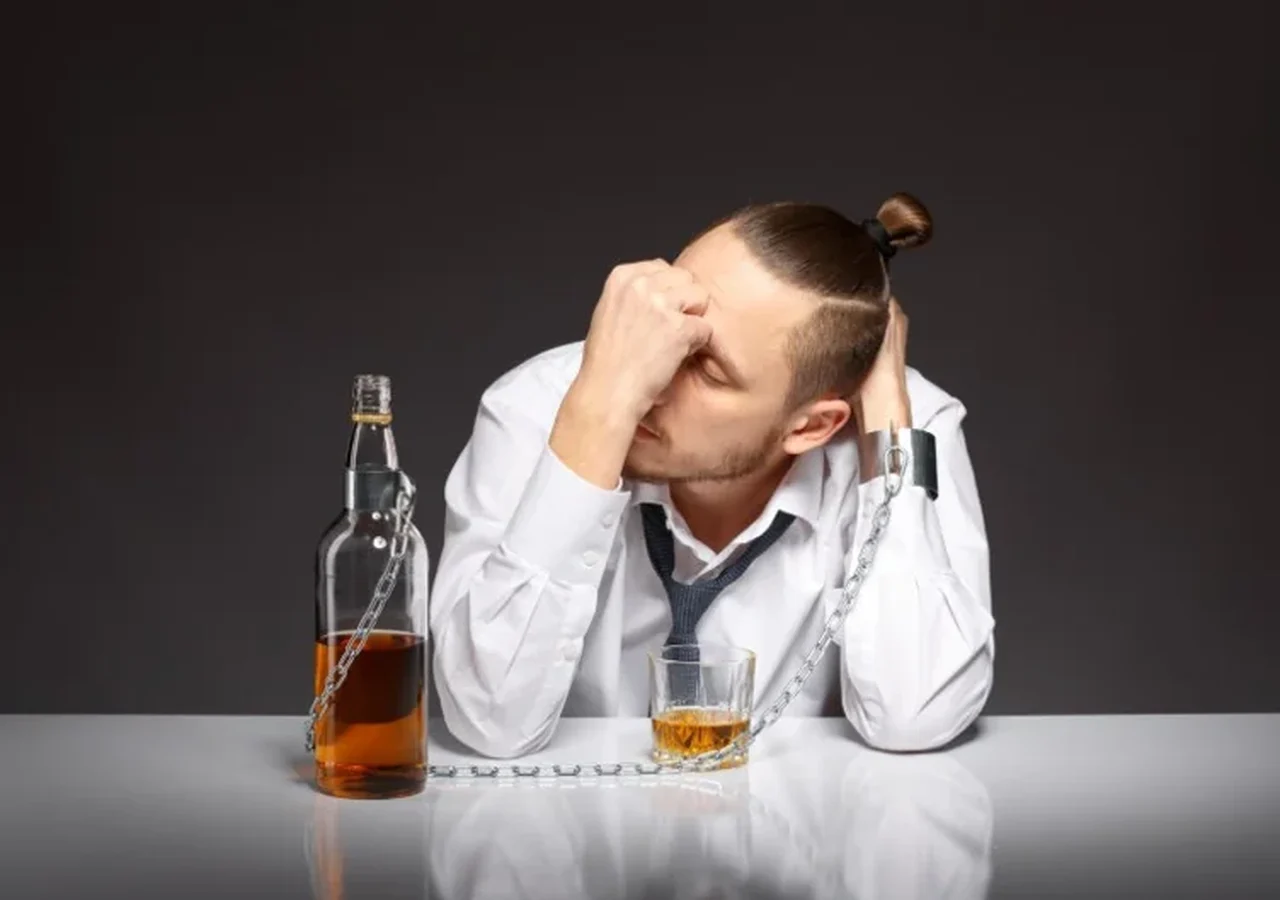 A decis să renunțe la alcool de pe o zi pe alta, fără a se interna într-o clinică de dezalcoolizare. De ce abstinența bruscă poate deveni o urgență medicală?